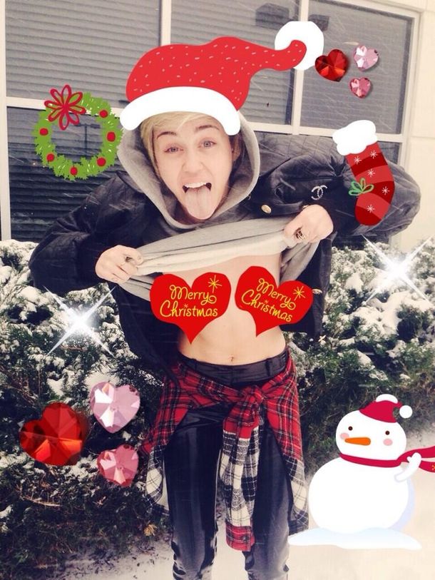 Miley Cyrus sigue adelante con sus festejos navideños