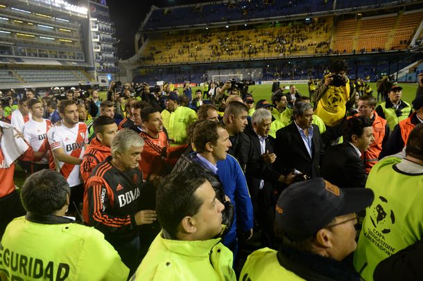 Superclásico: las postales de una noche negra para el fútbol argentino