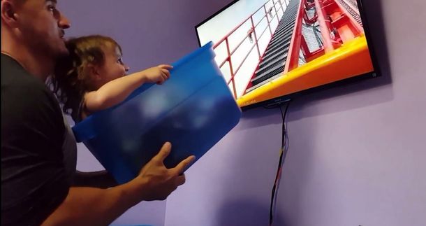 Le simuló una montaña rusa a su hija