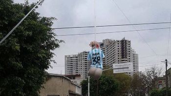 Un maniquí de una mujer asesinada con la leyenda Racing puta violada enfureció a toda Avellaneda Un maniquí de una mujer asesinada con la leyenda Racing puta violada enfureció a toda Avellaneda