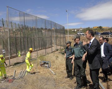 Más de 400 inmigrantes africanos cruzaron la frontera y entraron a la fuerza en España
