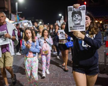 Familiares de la novia de Fernando y turistas marcharon por el centro de Gesell