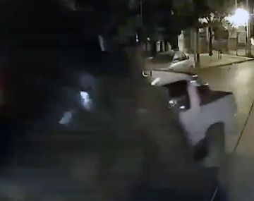 Video impactante: borracho al mando de una Amarok destrozó vehículos estacionados