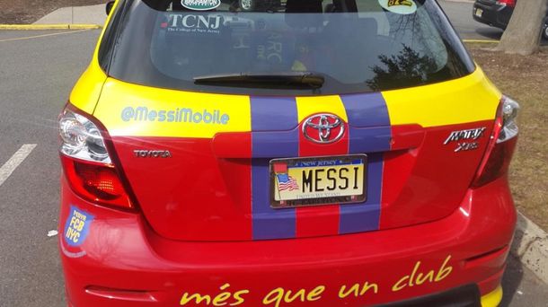 Messi recibió un llamativo homenaje en la puerta del hotel de la Selección