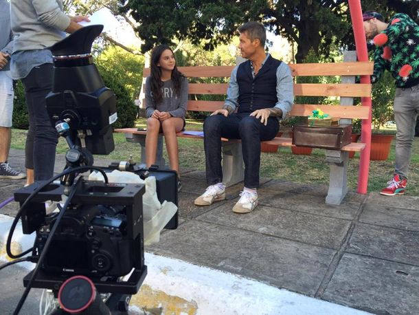 En la piel de Forrest Gump, Tinelli graba la apertura de Showmatch con su hija