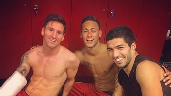 la ilusion optica del ano: ¿que tiene lionel messi en la mano? la ilusion optica del ano: ¿que tiene lionel messi en la mano?