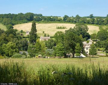 Lo primero es la familia: querían vivir juntos y se compraron un pueblo antiguo