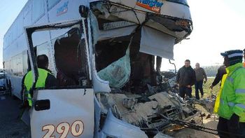 chocan 10 vehiculos en la autopista buenos aires - rosario: hay un muerto