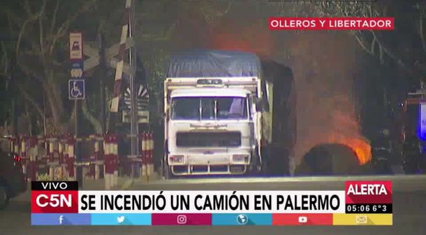 Voraz incendio en Olleros y Libertador: ardió camión con fardos para caballos