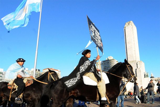 El Monumento a la Bandera va tomando color a la espera de la llegada de Cristina