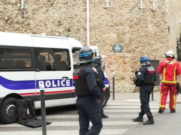 Un hombre amenazó con inmolarse en la embajada de Irán en París