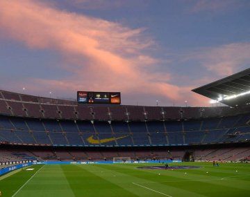 El fin de una era: así sacaron la gigantografía de Messi que estaba en el estadio del Barcelona