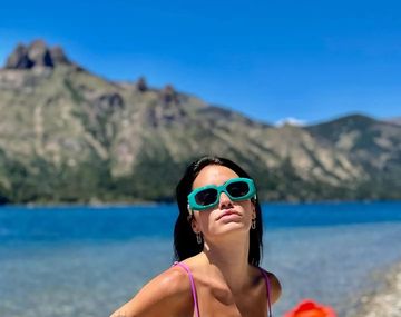 La microbikini total black que eligió Lali en sus vacaciones con Pedro Rosemblat