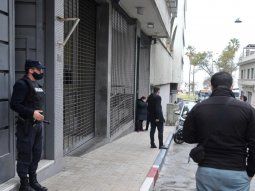 Un preso iba a ser condenado, pidió permiso para ir al baño y se fugó por la puerta principal