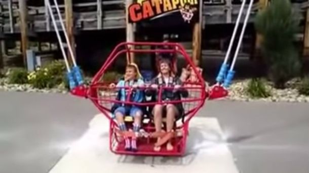 Terror en un parque de diversiones cuando se cortó la soga de un juego