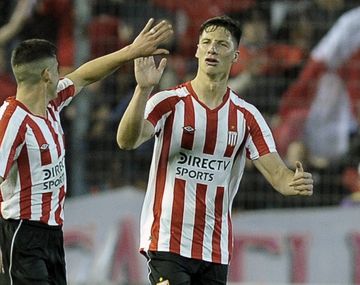 Gastón Campi festeja el segundo gol del Pincha
