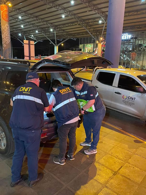 El auto de Kueider fue revisado durante un control de rutina que se realizaba en el Puente Internacional de la Amistad El auto de Kueider fue revisado durante un control de rutina que se realizaba en el Puente Internacional de la Amistad