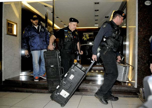 Allanan el departamento de De Vido y la quinta que posee en la localidad de Zárate