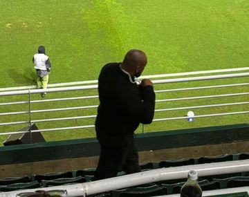 La Roca reapareció en el fútbol: podría tener un inesperado regreso a la cancha de River