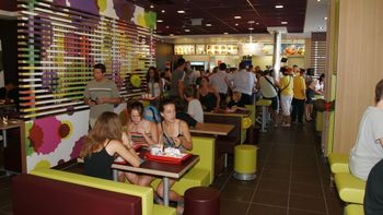 denuncian a mcdonalds porque debieron comer con un muerto denuncian a mcdonalds porque debieron comer con un muerto