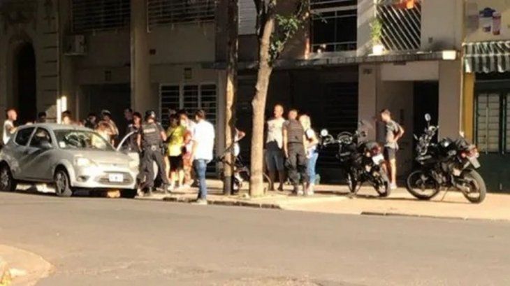 Salía del jardín con su hijo, ayudó a una mujer a la que le estaban robando y recibió un balazo