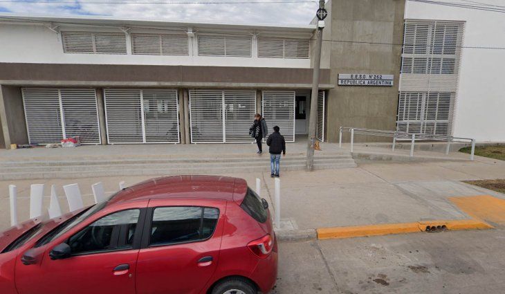 Un joven fue baleado en la puerta de una escuela tras una pelea entre alumnos