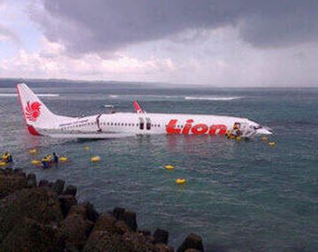 Bali: un avión con más de cien pasajeros cayó al mar