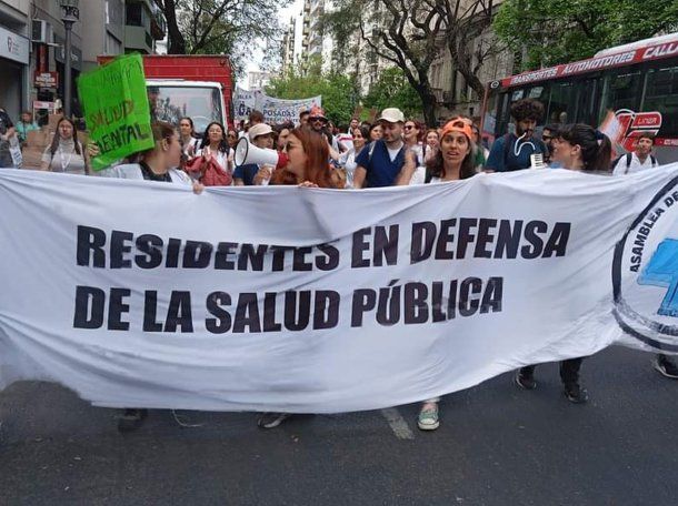 Con críticas a Luis Caputo, médicos y residentes hicieron RCP a la salud pública en Plaza de Mayo