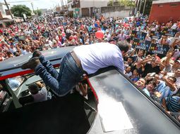 Massa endurece su campaña