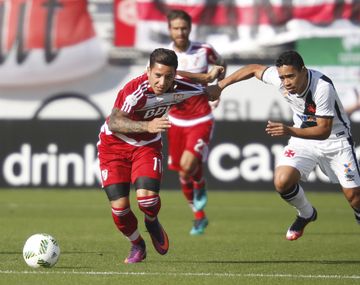 Driussi, intentando arrancar ante la marca de un rival