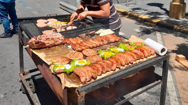 Cuánto cuesta comer un chori en el acto de la Plaza de Mayo
