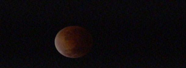 El espectáculo del eclipse total: la luna se volvió roja esta madrugada