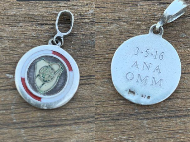 Encontró un dije de River en la final del Mundial y busca al dueño