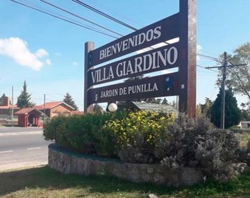 La jefa de inspectores de Villa Giardino celebró el cumpleaños de su perro con varias personas