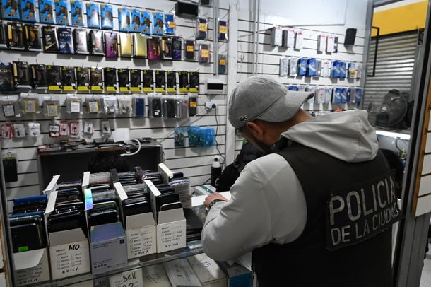 El local se dedicaba a la venta y reparación de celulares El local se dedicaba a la venta y reparación de celulares