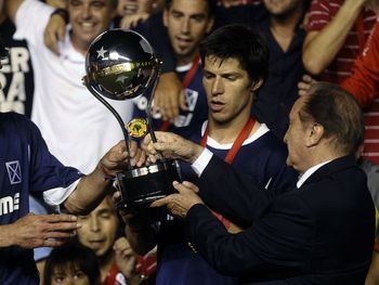 Eduardo Tuzzio y Carlos Matheu recibiendo el trofeo en el 2010