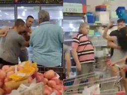 dos mujeres, a los golpes en un super de cordoba por la ultima bandeja de carne de oferta dos mujeres, a los golpes en un super de cordoba por la ultima bandeja de carne de oferta