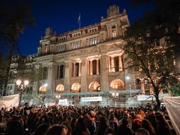 Todos con Cristina Kirchner: militantes y ciudadanos autoconvocados acampan frente a Tribunales