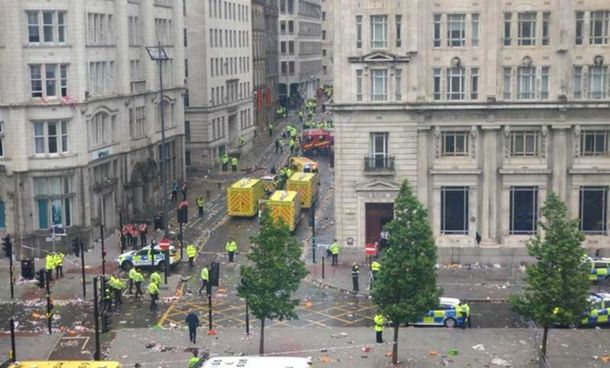 Tensión en Liverpool: un auto atropelló a una multitud que festejaba el título de la Premier League