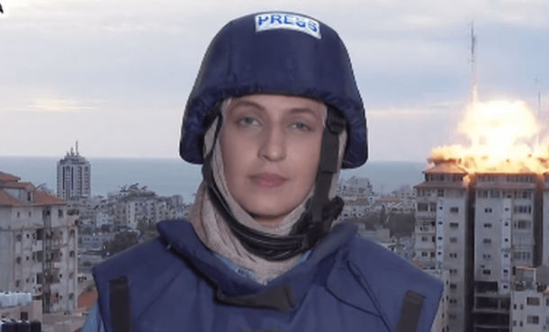 La guerra en vivo: un misil impactó a espaldas de una periodista que estaba al aire