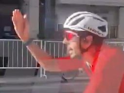 El insólito momento en que un ciclista burló el vallado de seguridad de Milei
