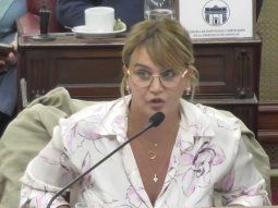 Amalia Granata mostró el busto en plena sesión Amalia Granata mostró el busto en plena sesión