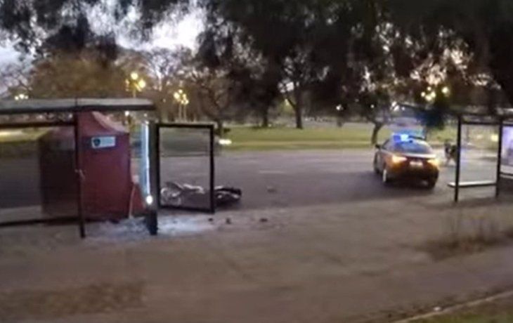 Tragedia en Recoleta: un motociclista murió tras chocar contra una parada de colectivos