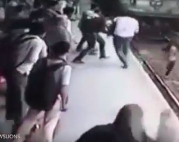 El impactante momento en el que un tren arrolla a una joven en la India