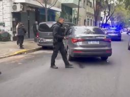 Un auto terminó incrustado dentro de la estructura de un ex banco, en la intersección de las avenidas Scalabrini Ortiz y Santa Fe. Un auto terminó incrustado dentro de la estructura de un ex banco, en la intersección de las avenidas Scalabrini Ortiz y Santa Fe.
