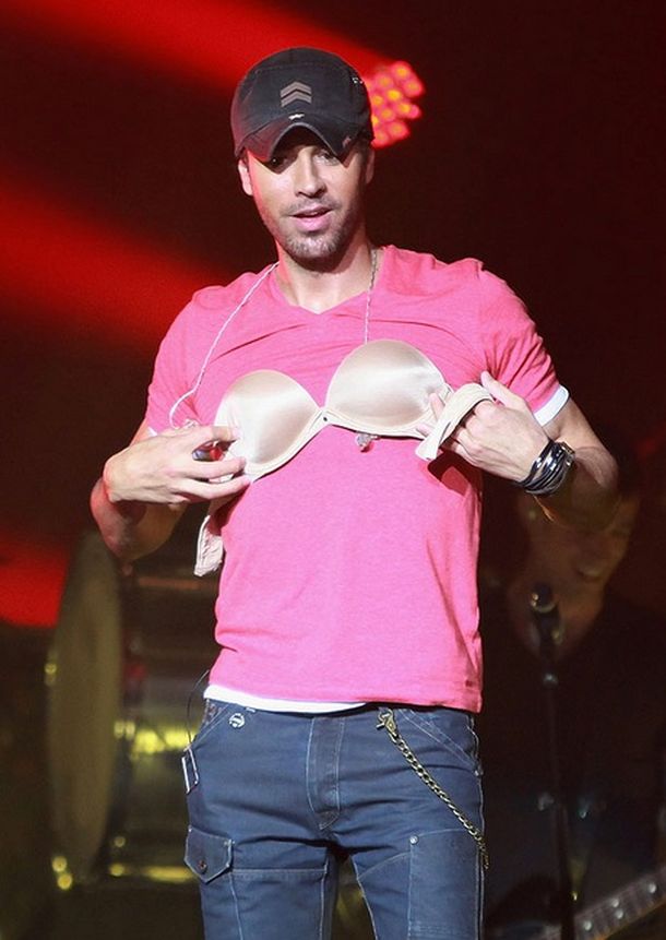 Enrique Iglesias se probó un corpiño de una fan