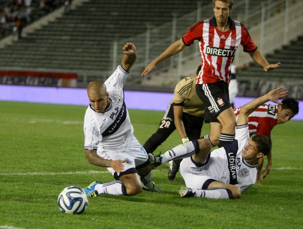 Estudiantes y Gimnasia igualaron con dos penales en el inicio de cada tiempo