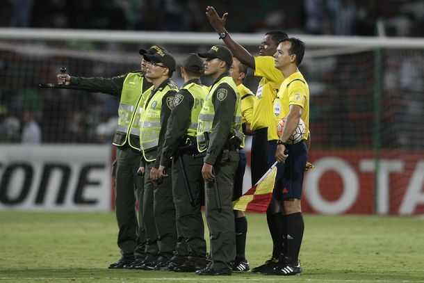 Escándalo: dicen que el árbitro de Atlético Nacional-Huracán es colombiano