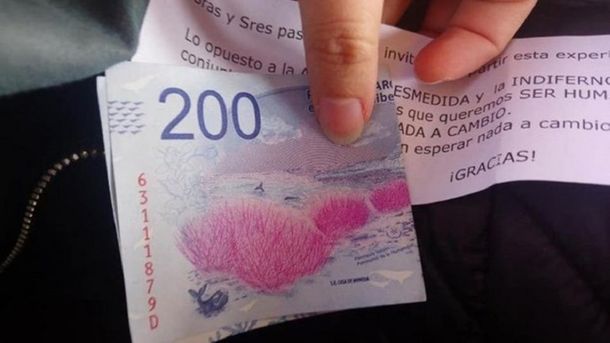 Un abuelo repartió billetes de $200 en el Sarmiento junto a un tierno mensaje