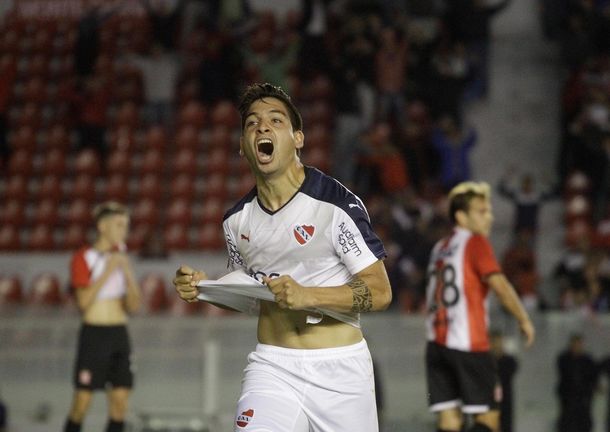 Martín Benítez de Independiente festeja uno de los mejores goles del año